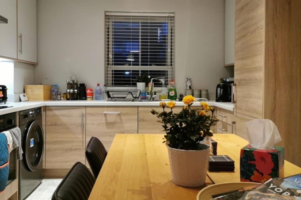 3 Bedroom Townhouse, Free Parking ยอร์ค ภายนอก รูปภาพ